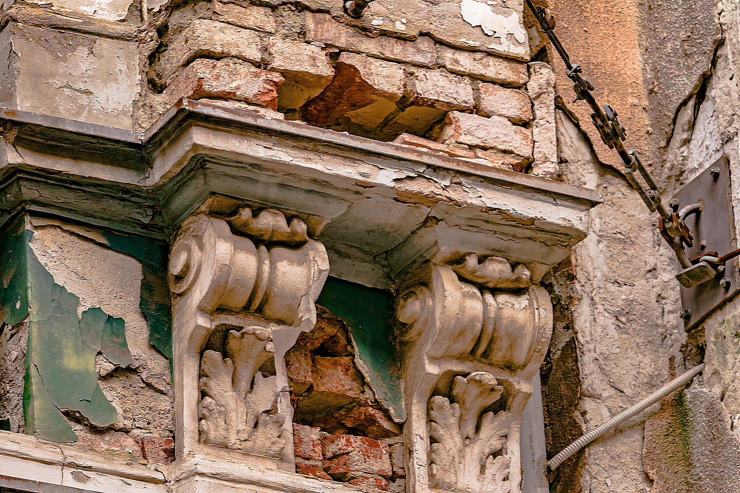 Hotel Royal i Pošta: Oronule fasade prijete prolaznicima Hotel Royal i Pošta: Oronule fasade prijete prolaznicima