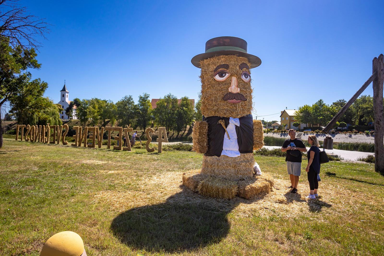 Slamnati ‘Šokac’ u centru Cerne poziva na 43. Žetvene svečanosti Slamnati ‘Šokac’ u centru Cerne poziva na 43. Žetvene svečanosti