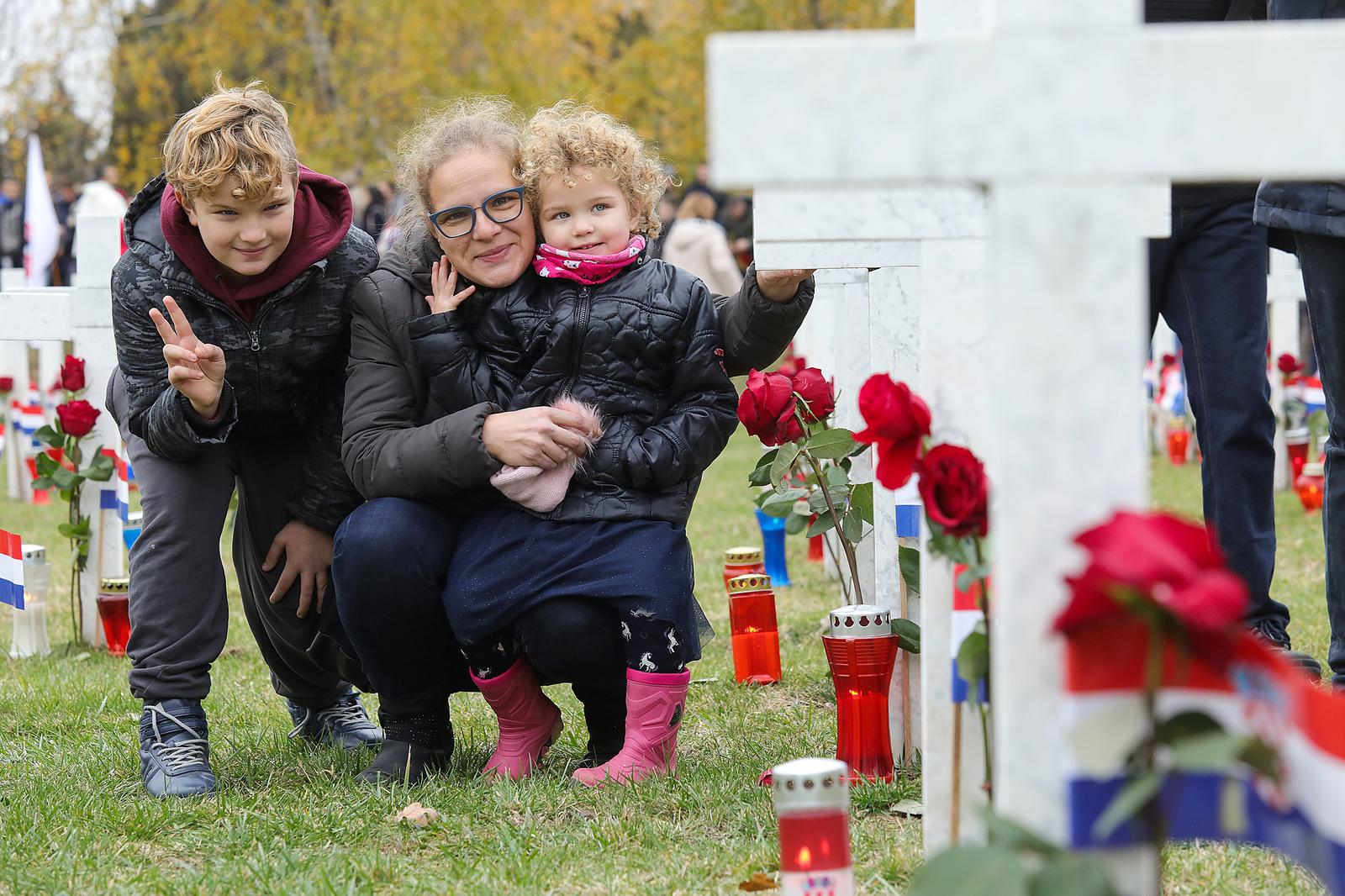 Deseci tisuća ljudi došlo u Vukovar odat počast gradu heroju