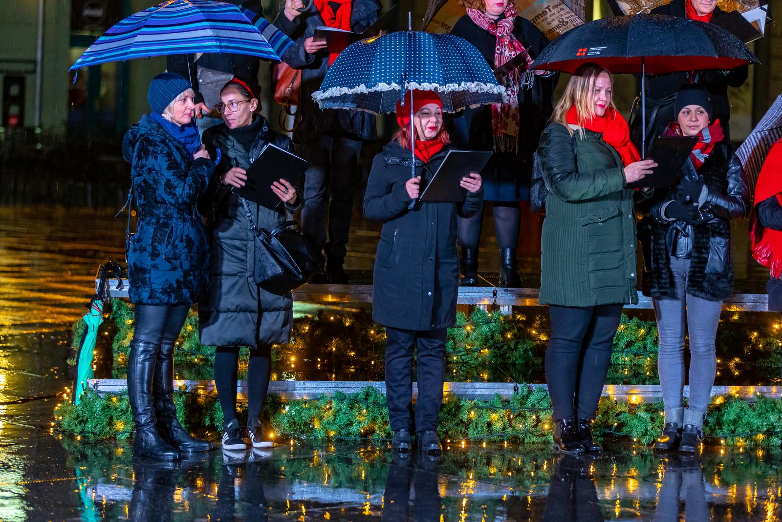 Nadbiskup Đuro Hranić zapalio prvu adventsku svijeću