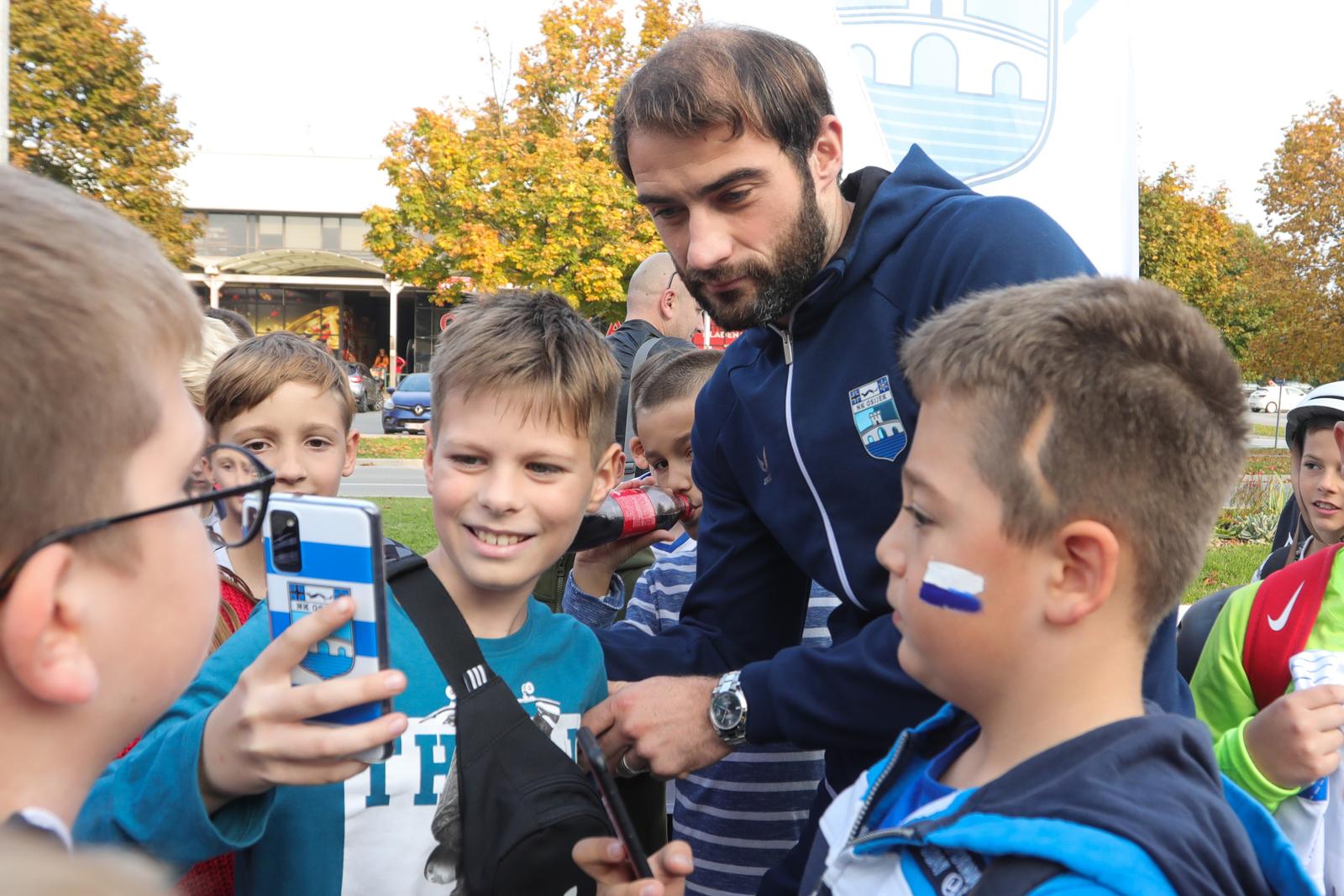 Bijelo-plavi korner Jug 2 Bijelo-plavi korner Jug 2