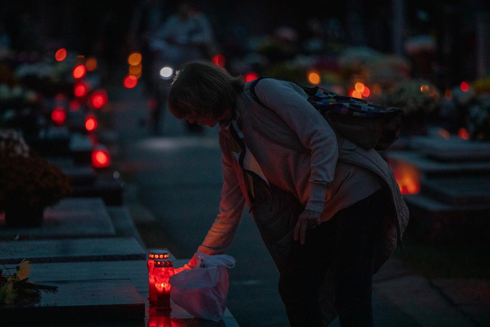 Paljenje svijeća na osječkom Groblju svete Ane