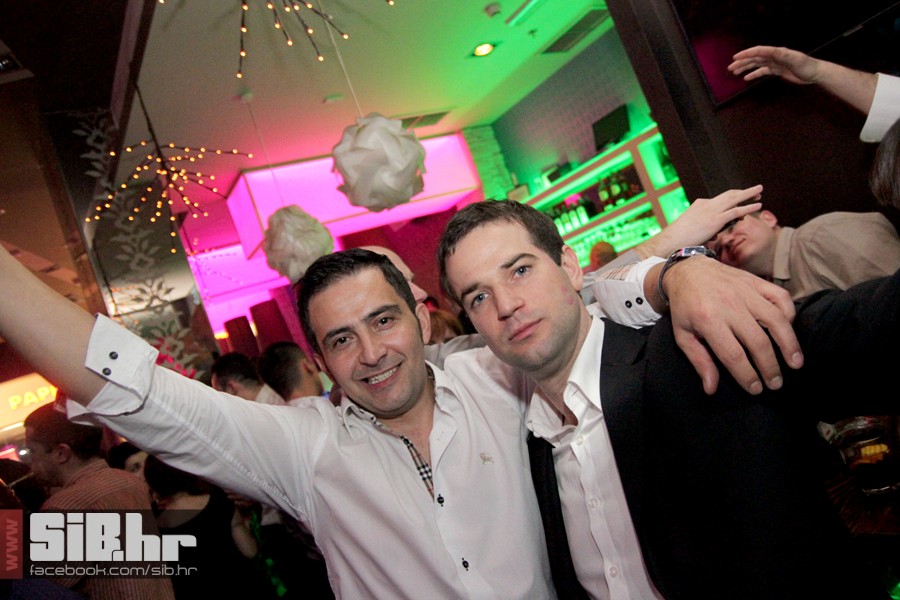 novagtrgkinolumiermediumlotus11 novagtrgkinolumiermediumlotus11