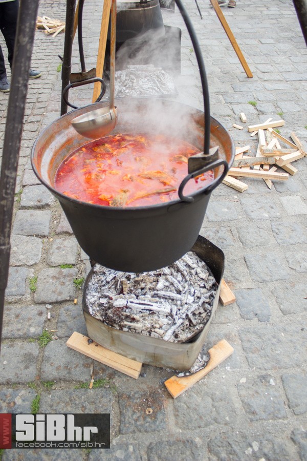 veliki_petak_podjela_fisa_osije