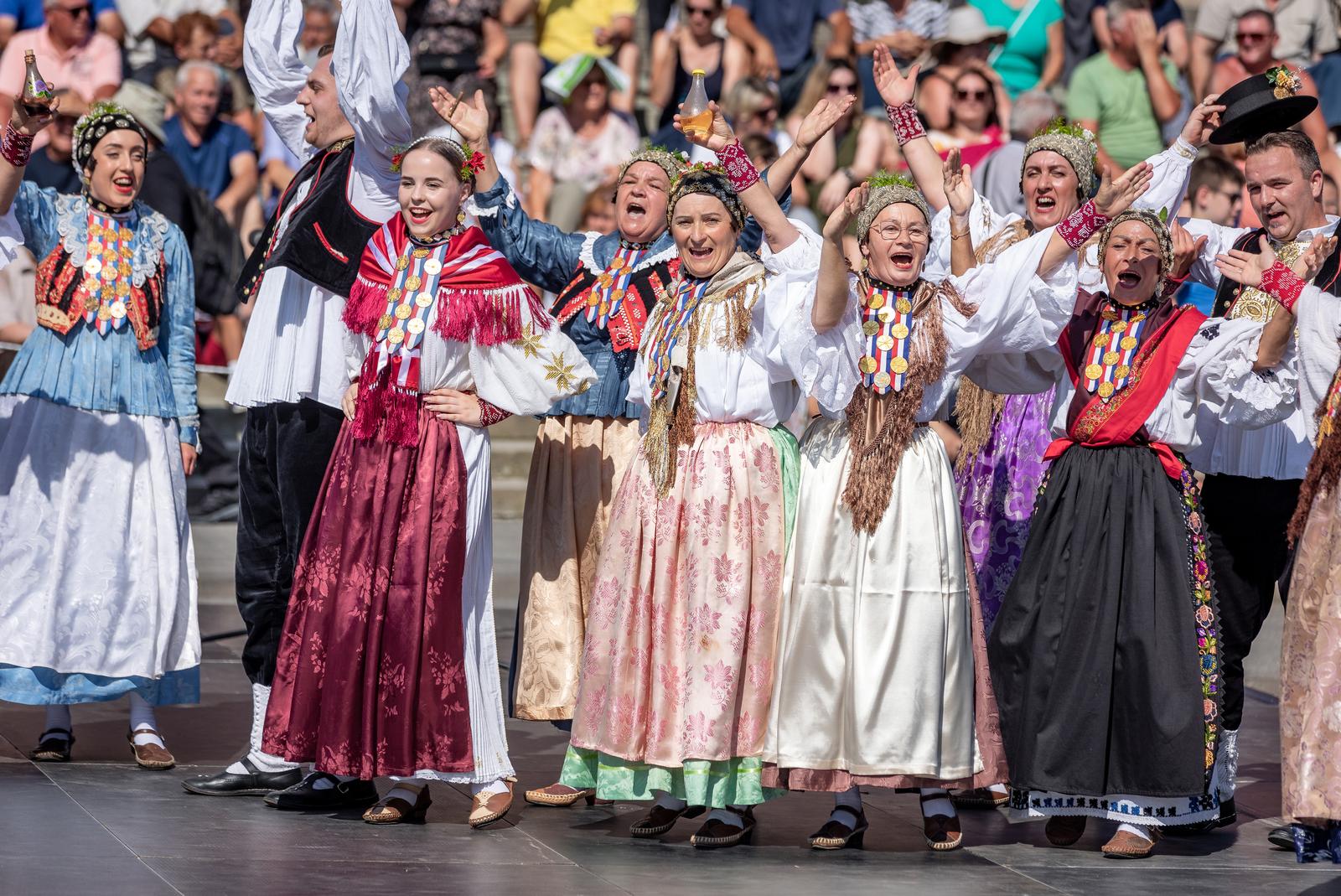 Veliki broj ljudi na svečanoj povorci 58. Đakovačkih vezova