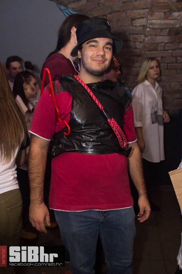 exit_halloween_09