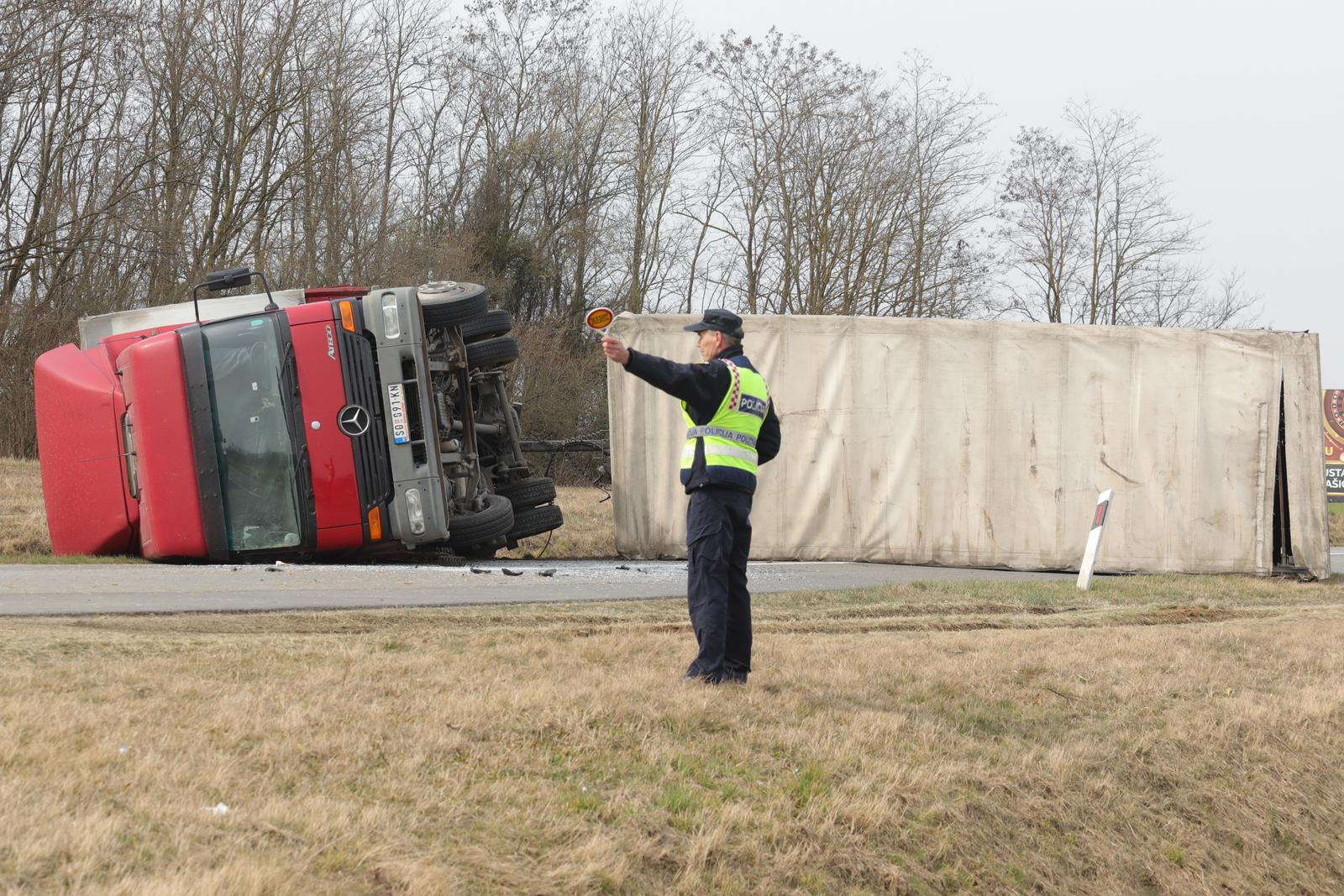 Prevrnut kamion na Podravskoj magistrali Prevrnut kamion na Podravskoj magistrali