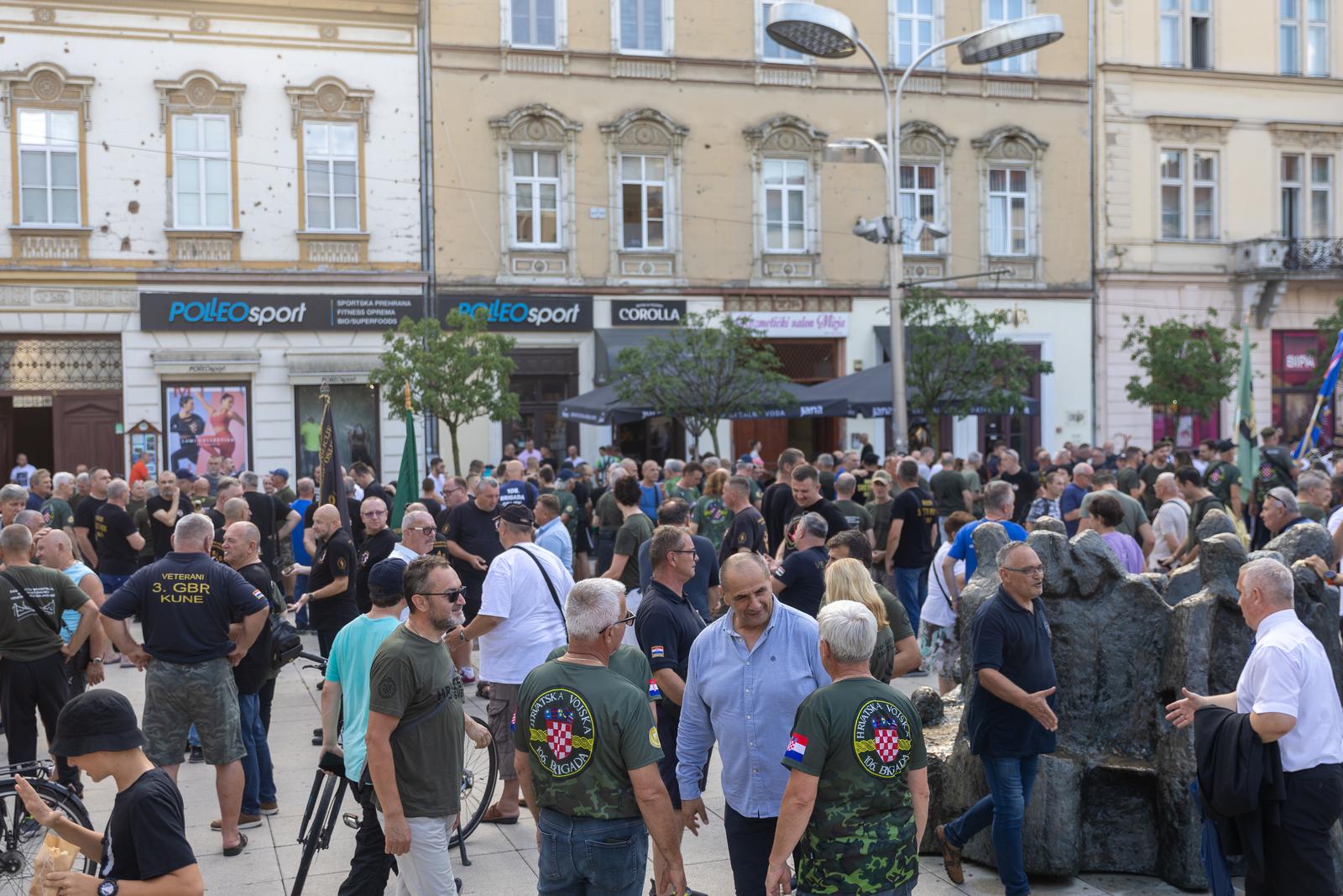 Svečanim mimohodom i bakljadom obilježen Dan osječkih banitelja Svečanim mimohodom i bakljadom obilježen Dan osječkih banitelja