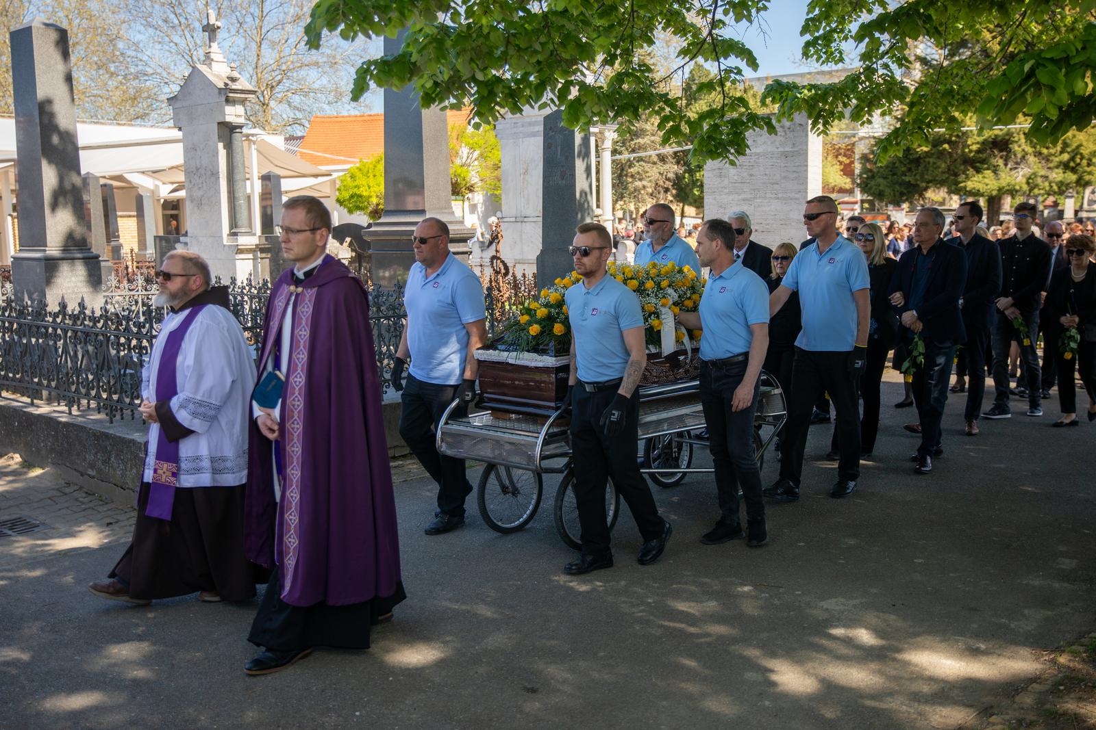Sprovod Vere Svobode na Aninom groblju