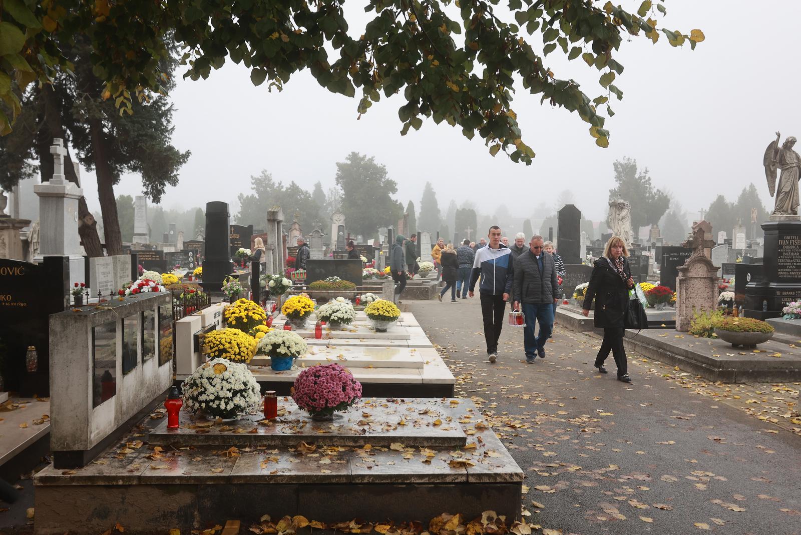 Osječani obilaze groblja
