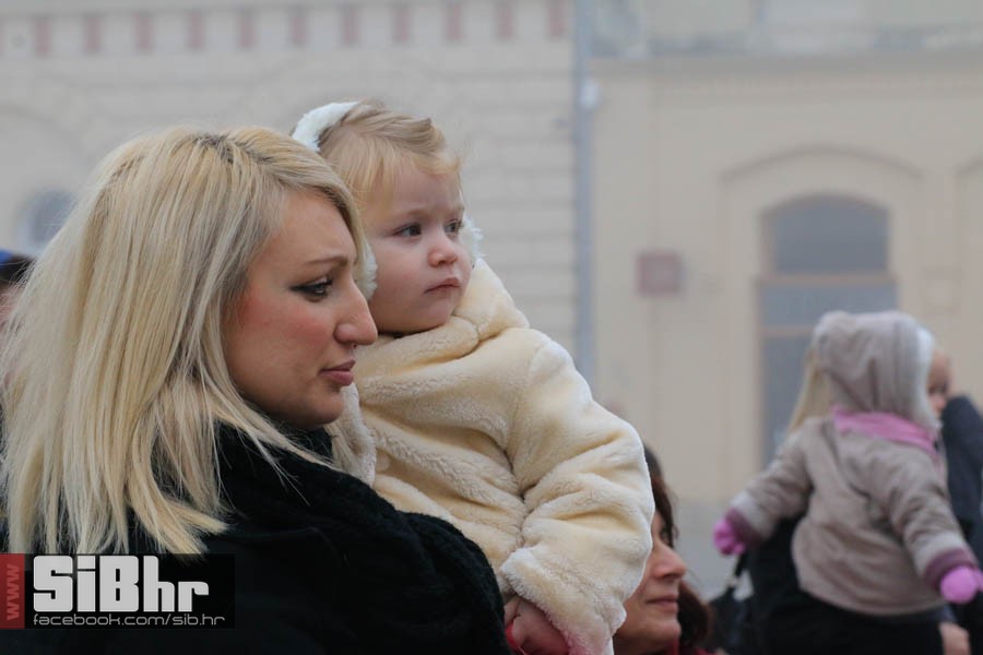 djed_mraz_kamion_osijek_bozic_1