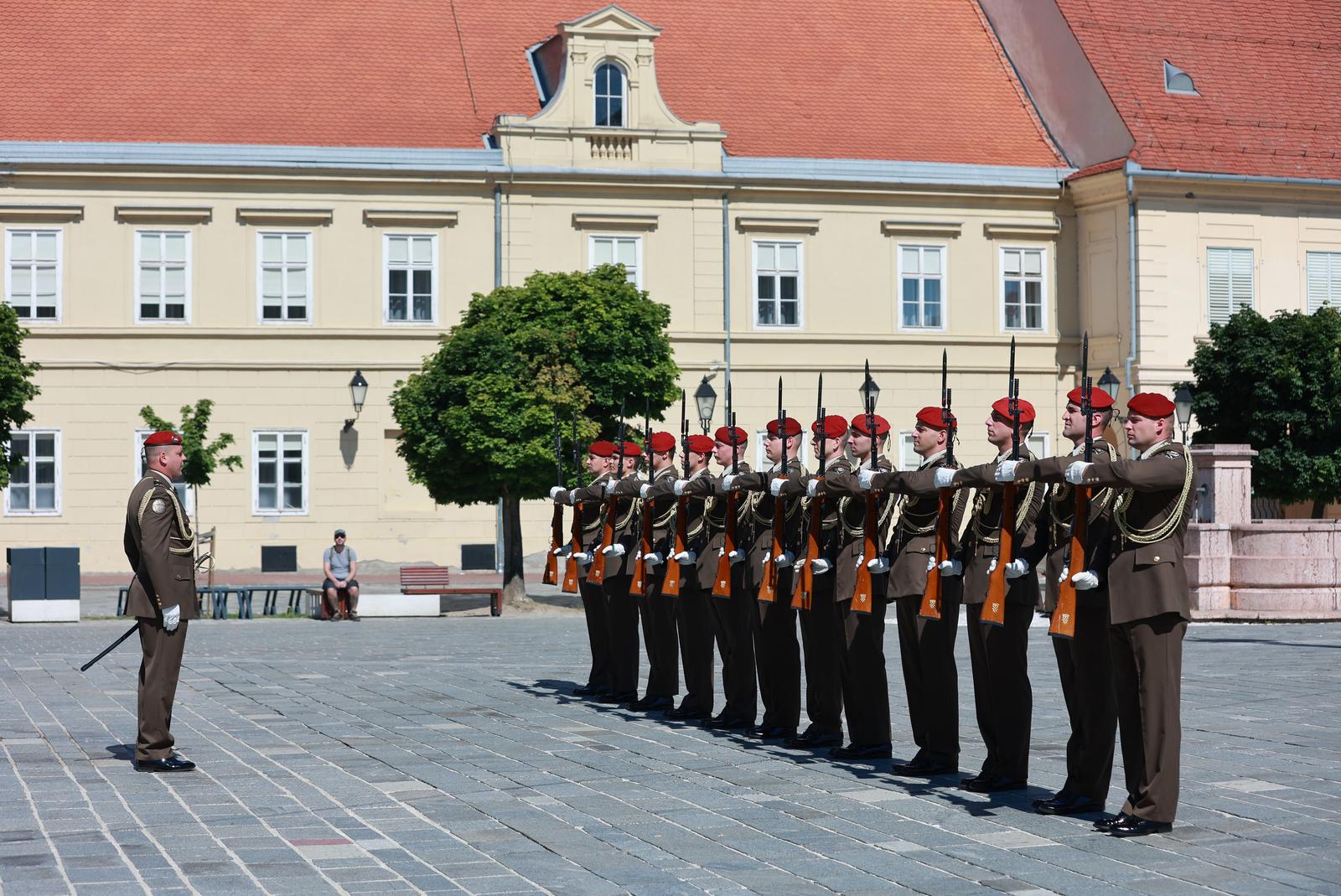 Manifestacija ”Postani hrvatski vojnik” privukla mnoštvo Osječana