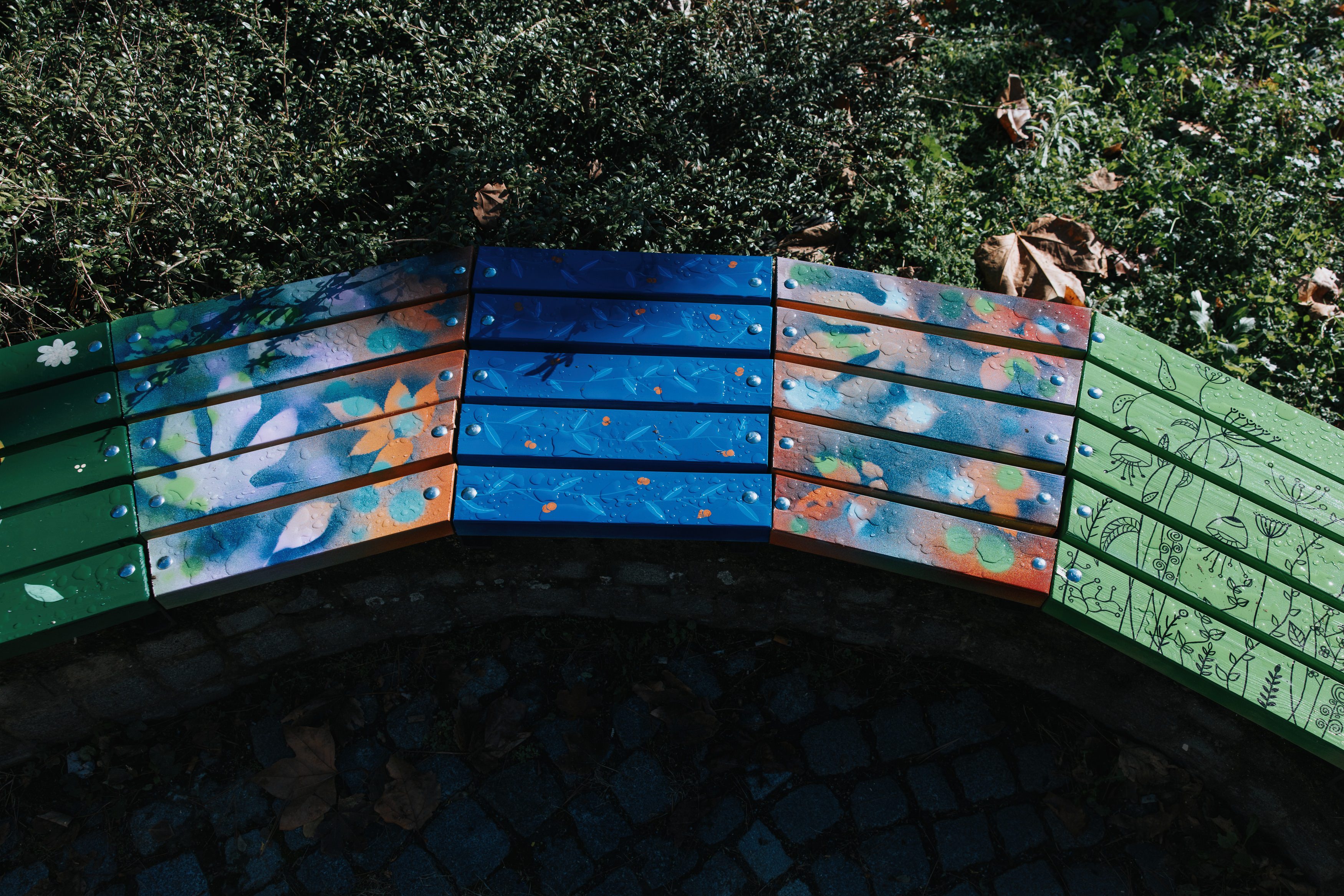 Oslikane klupe u osječkom parku Oslikane klupe u osječkom parku