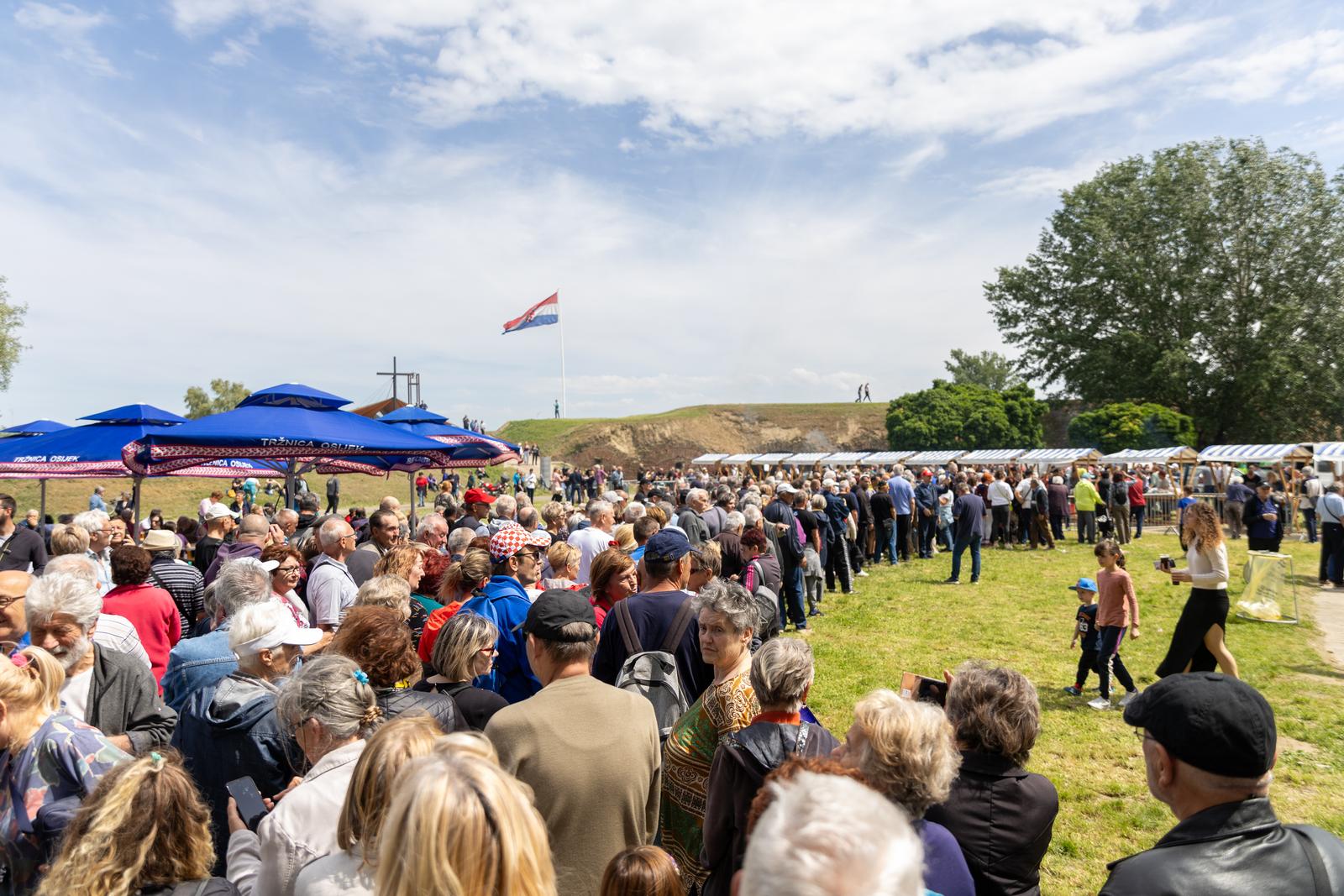 Podijeljeno 2500 porcija graha kod katakombi