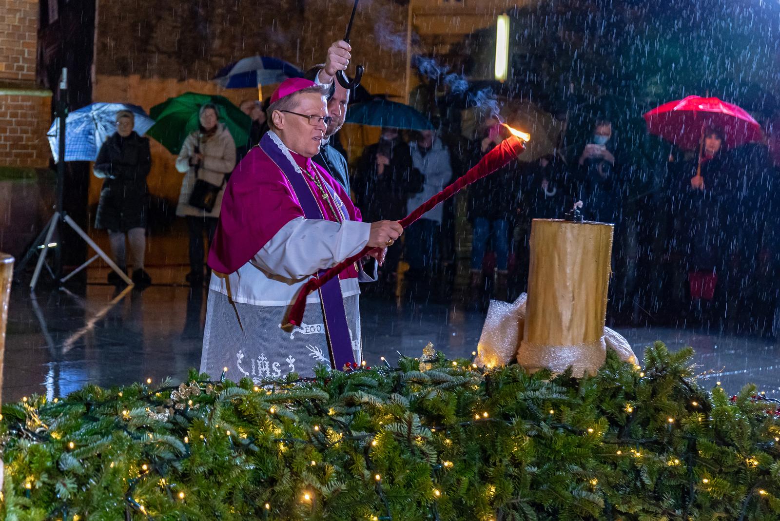 Nadbiskup Đuro Hranić zapalio prvu adventsku svijeću