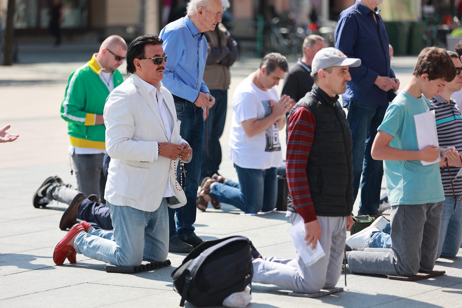 Molitelji ispred konkatedrale, 3.6.2023.