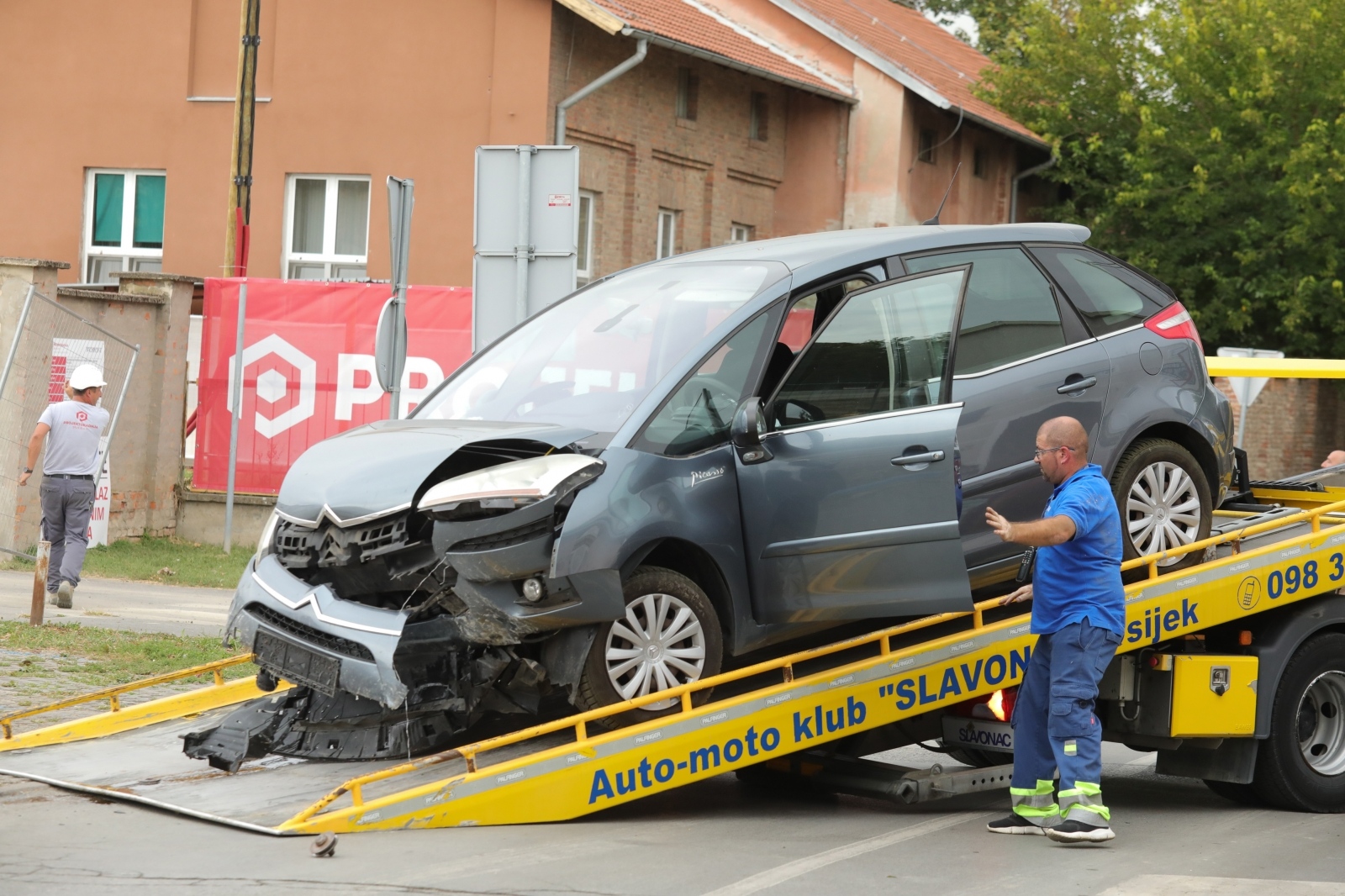 S automobilom probila zaštitnu ogradu i upala u rupu na gradilištu