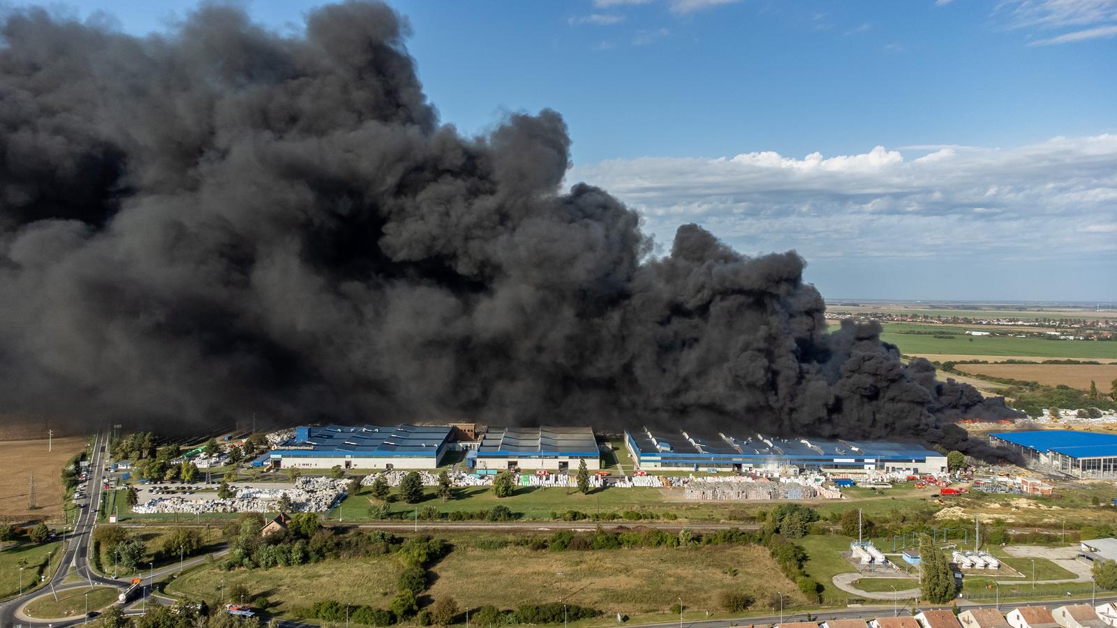 Pogled iz zraka na požar u Dravi International