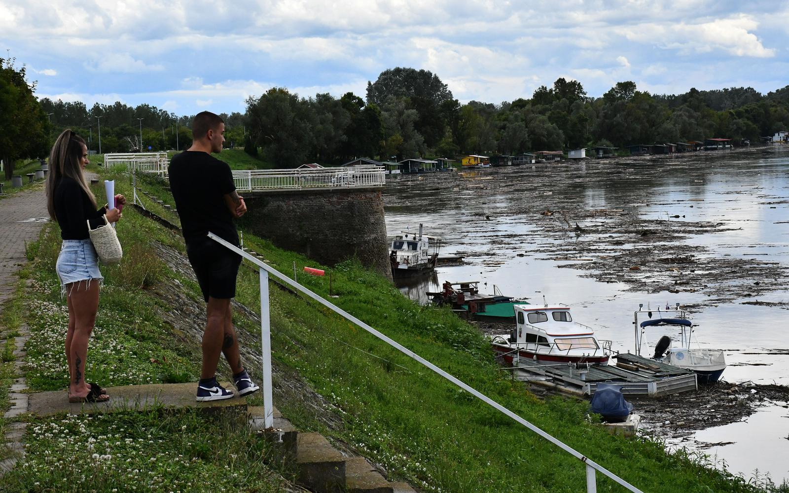 Otpad pluta rijekom Savom Otpad pluta rijekom Savom