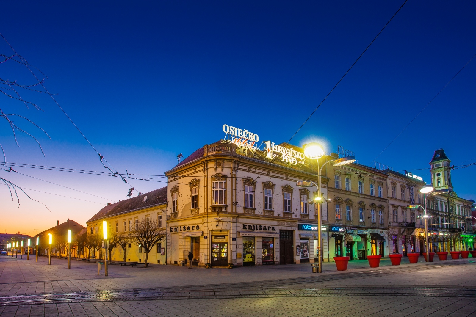 Večernja šetnja praznim osječkim ulicama