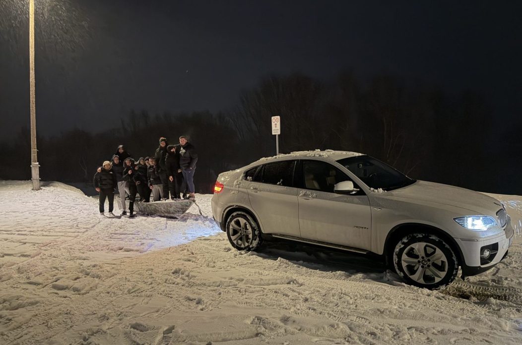 dalj čamac u snijegu