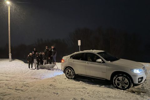 dalj čamac u snijegu