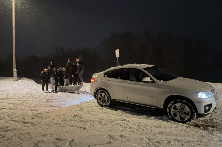 dalj čamac u snijegu