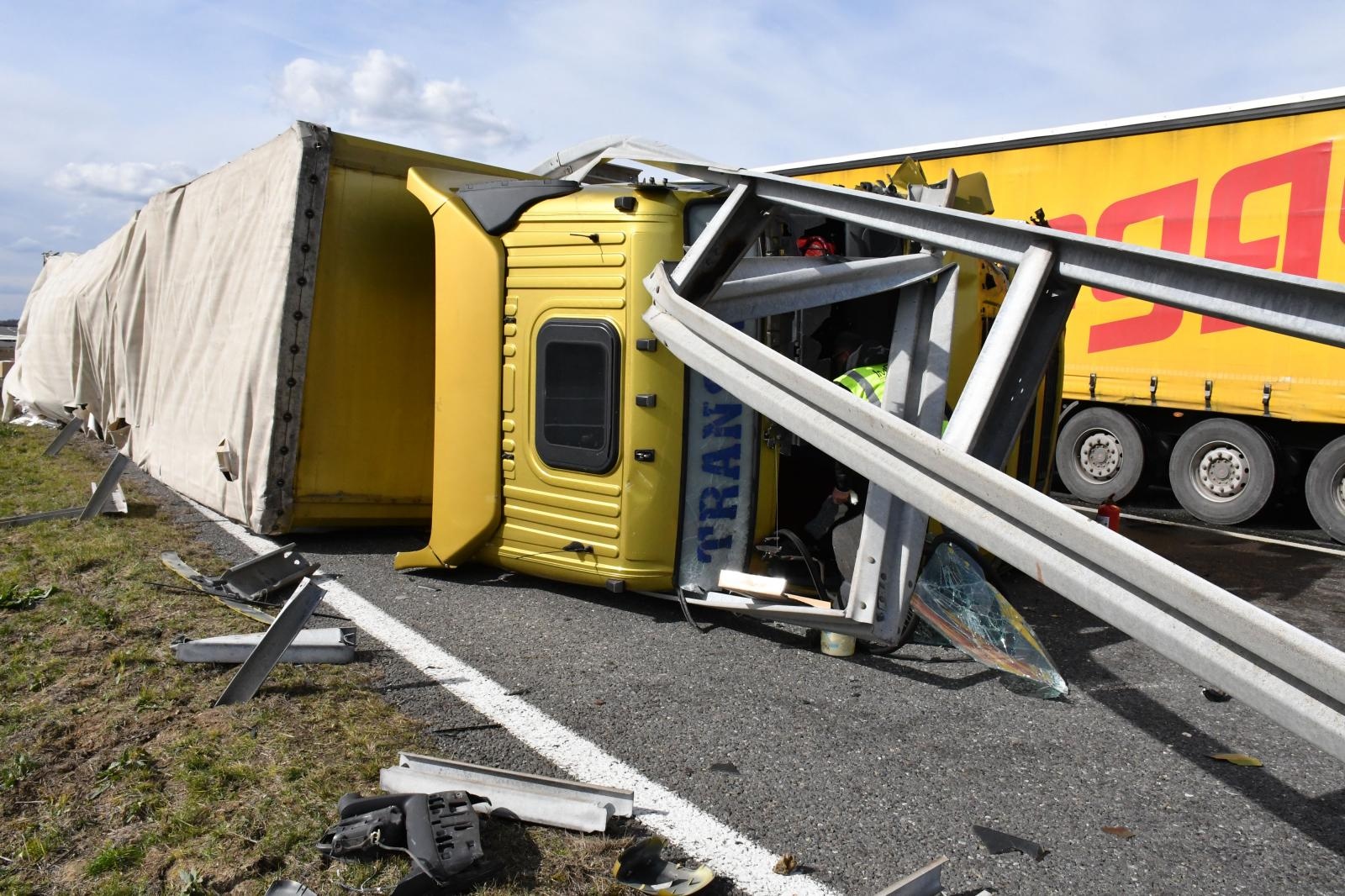 Kamion probio zaštitnu ogradu na autocesti A3