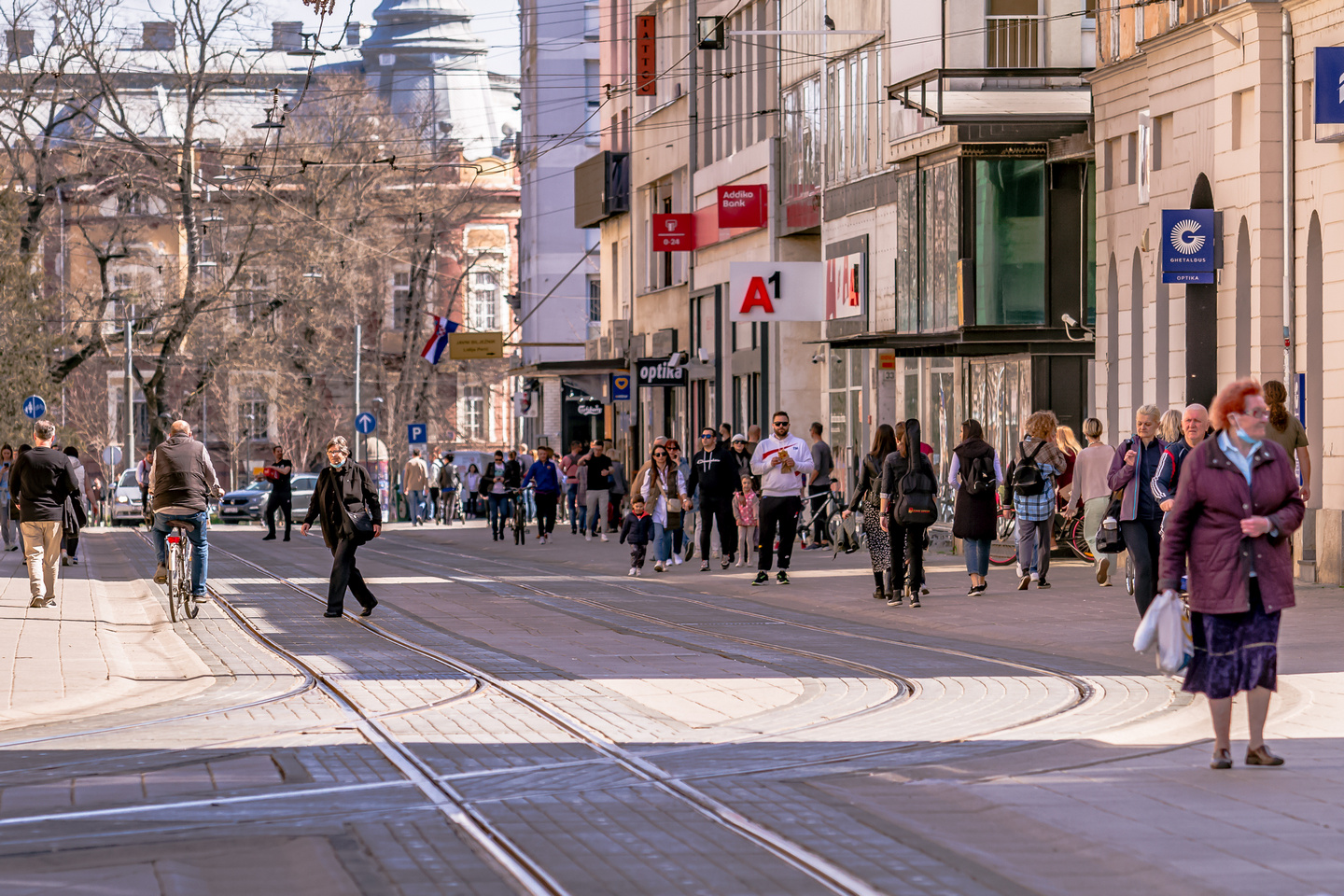 Sunčana subota izmamila Osječane u šetnju