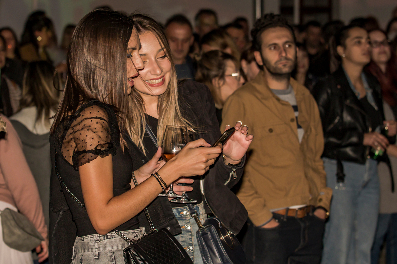 Osijek, 3.10.2020. – Jučer je u Osijeku počeo drugi HeadOnEast festival. Cijeal Tvrđa pretvorial se u šarenu festivalsku pozornicu s brojnim zanimljivim sadržajima. Kako je bilo prve večeri pogledajte u našoj velikoj fotogaleriji [HeadOnEast 2020.]