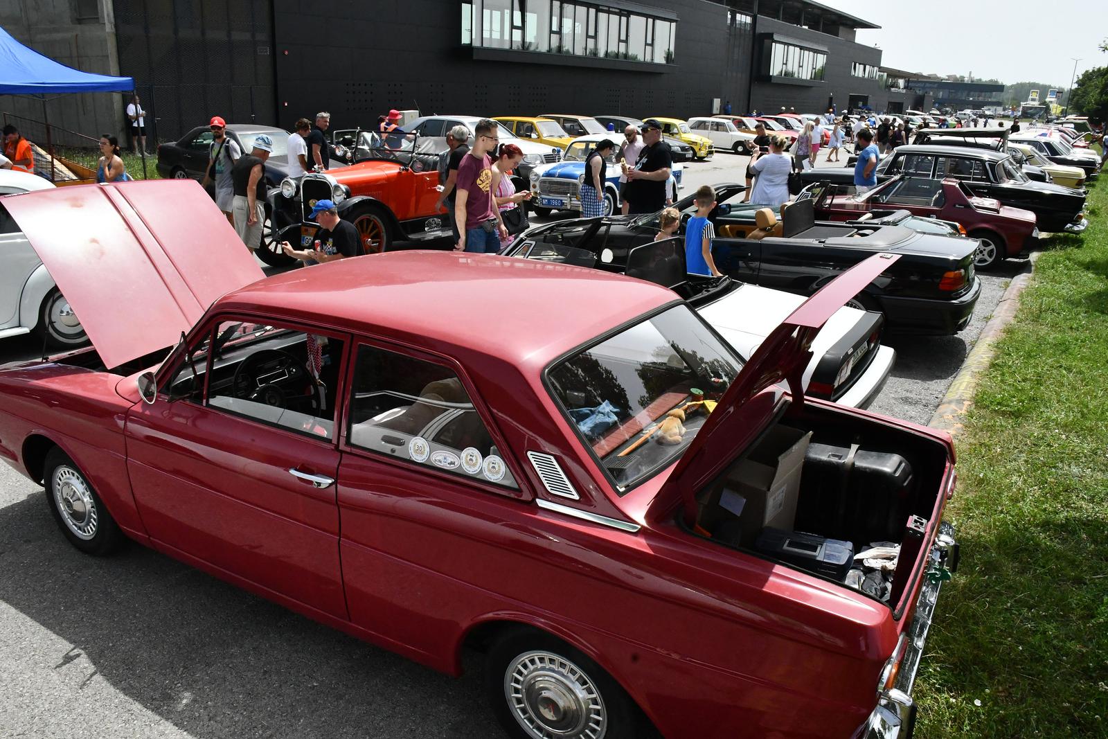 Fascinantna povijest na kotačima: Održan još jedan oldtimer susret u Slavonskom Brodu