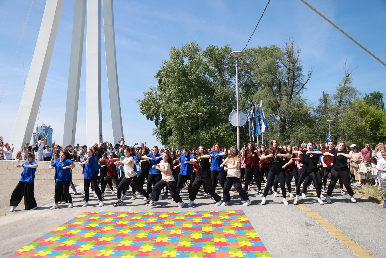 Osječani plešu u rim-tim-tagi-dim ritmu kod Pješačkog mosta