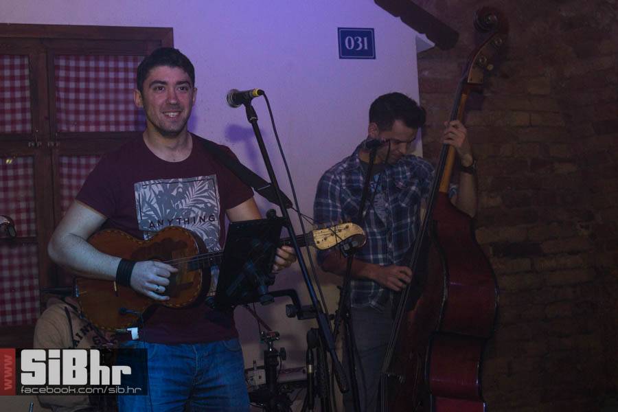 Outside_badnjak_SiBhr_9