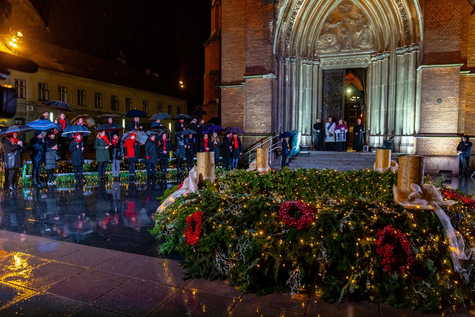 Nadbiskup Đuro Hranić zapalio prvu adventsku svijeću
