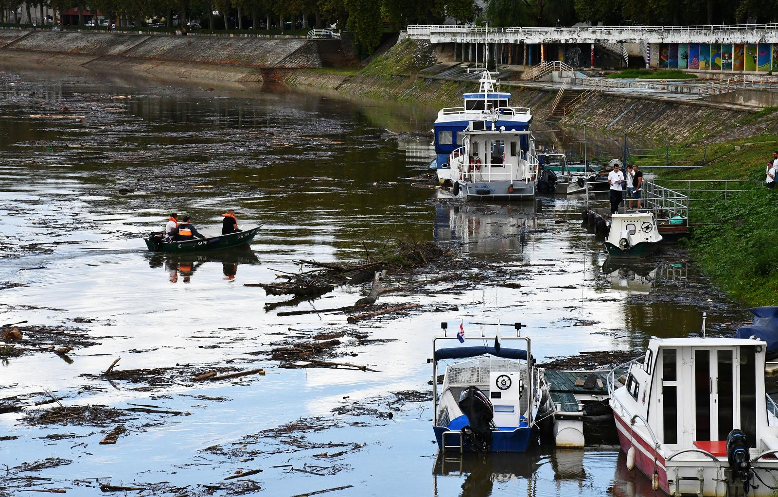 Otpad pluta rijekom Savom Otpad pluta rijekom Savom