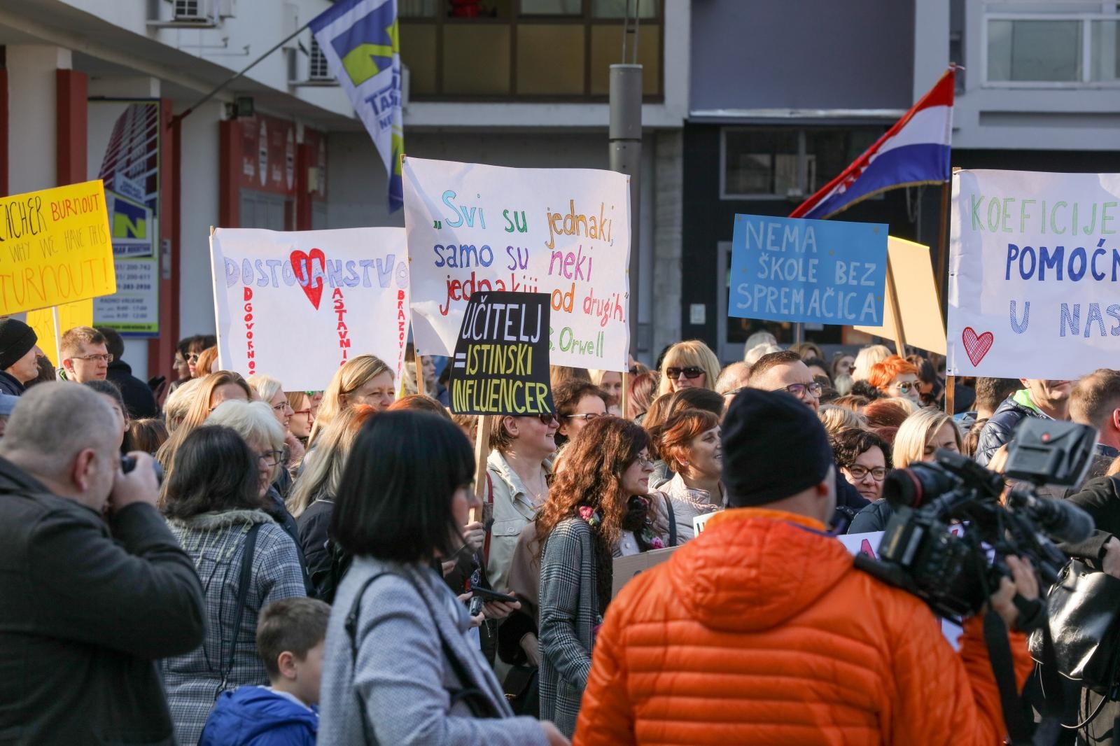 Osječani pružili podršku prosvjetarima