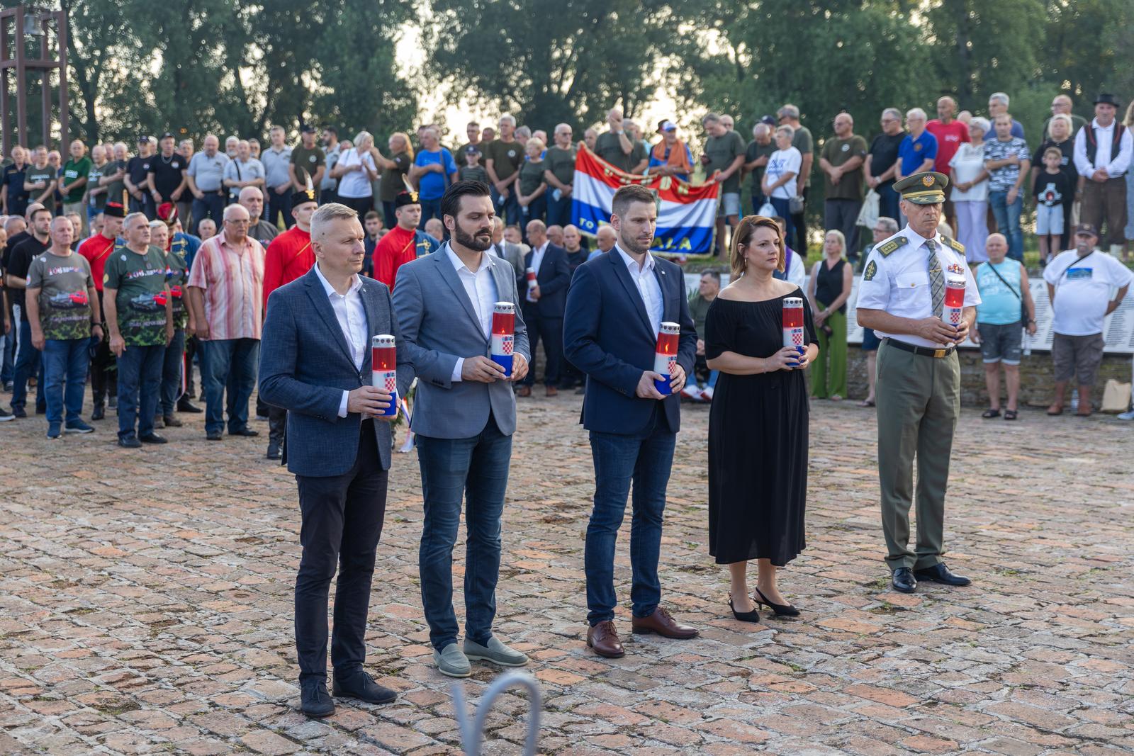 Svečanim mimohodom i bakljadom obilježen Dan osječkih banitelja Svečanim mimohodom i bakljadom obilježen Dan osječkih banitelja