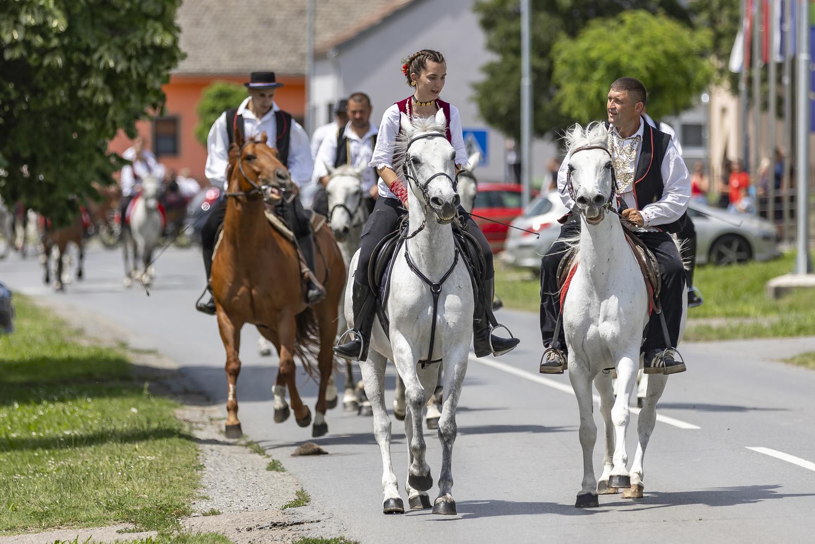 “Ulicama našeg sela” – svečana povorka zaprega i jahača u Jagodnjaku