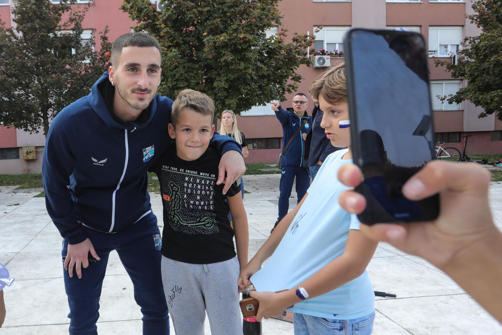 Bijelo-plavi korner Jug 2 Bijelo-plavi korner Jug 2