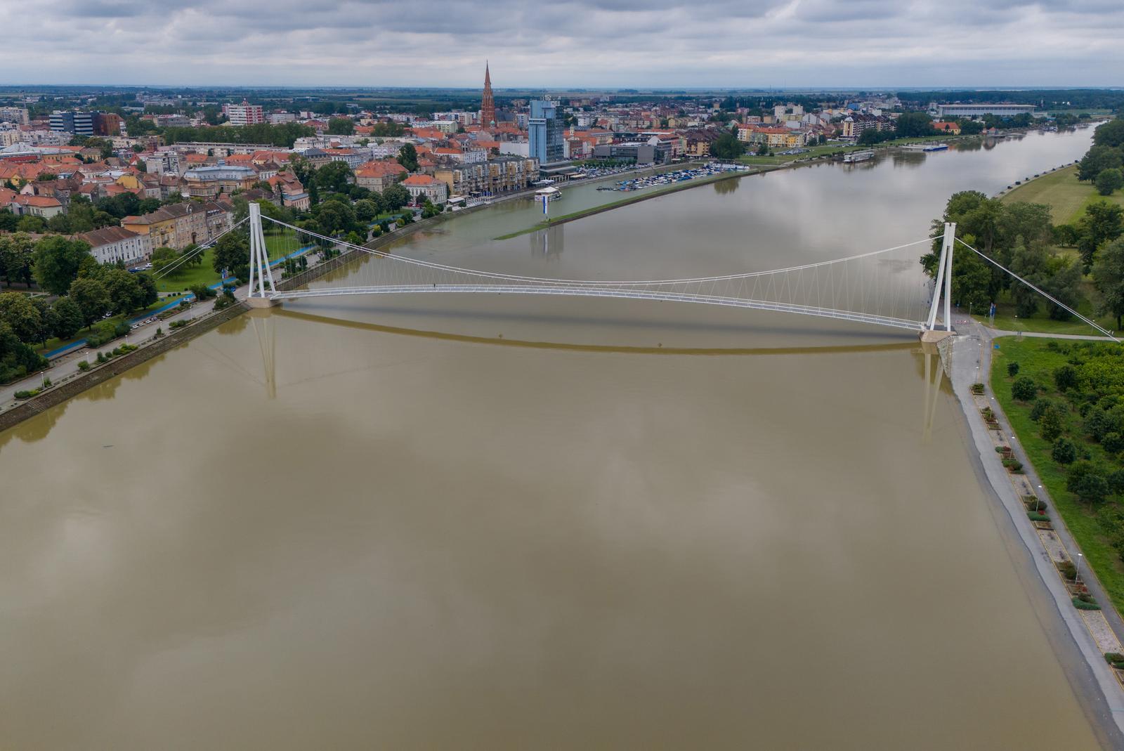 Pogled iz zraka na visoki vodostaj Drave u Osijeku, lipanj 2024.