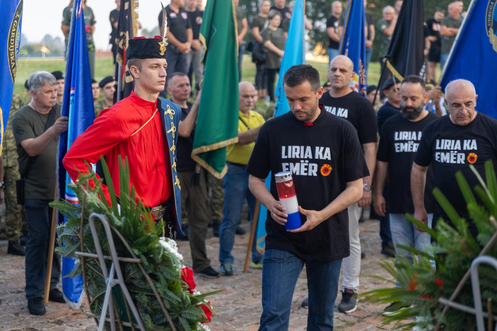 Svečanim mimohodom i bakljadom obilježen Dan osječkih banitelja Svečanim mimohodom i bakljadom obilježen Dan osječkih banitelja