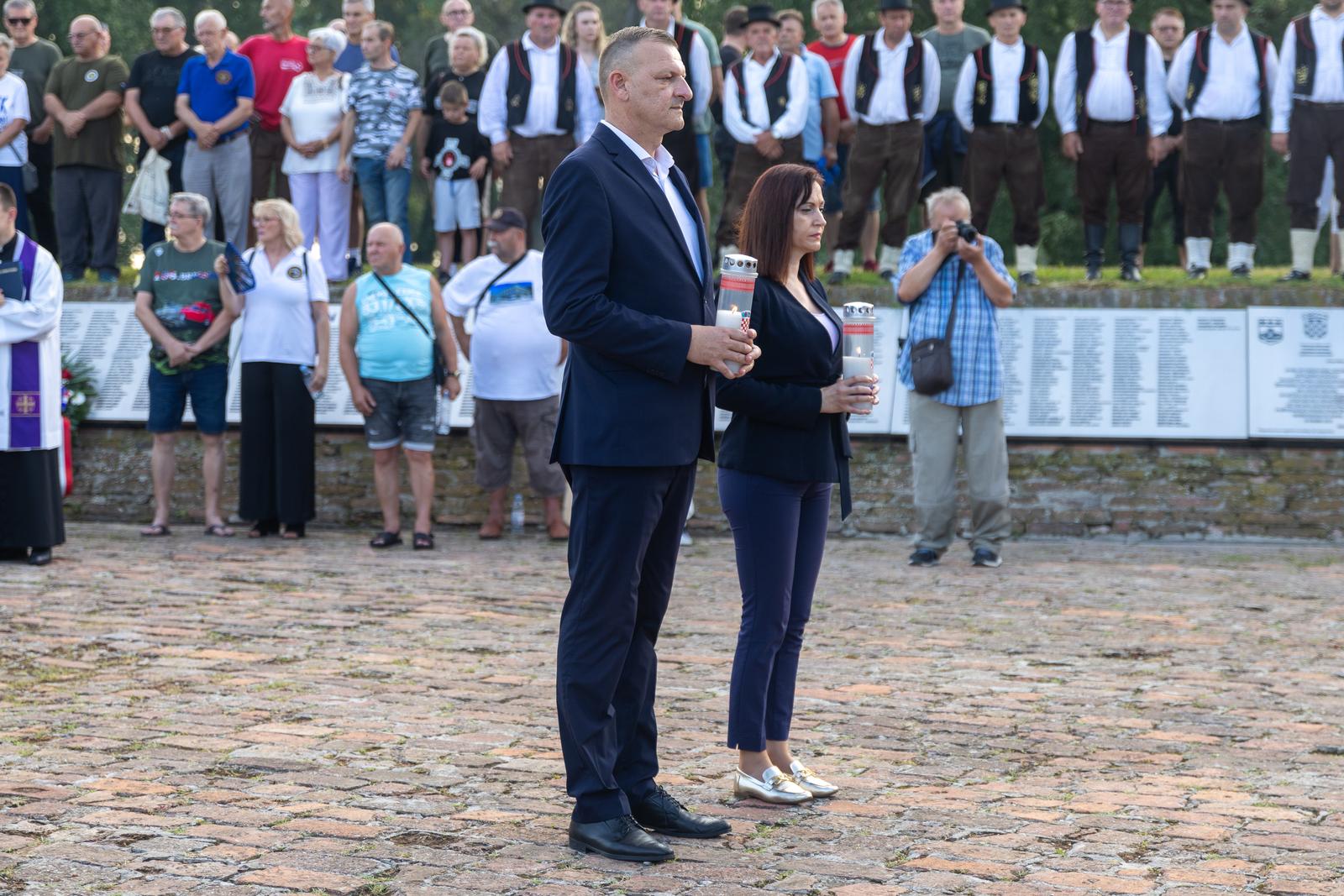 Svečanim mimohodom i bakljadom obilježen Dan osječkih banitelja Svečanim mimohodom i bakljadom obilježen Dan osječkih banitelja