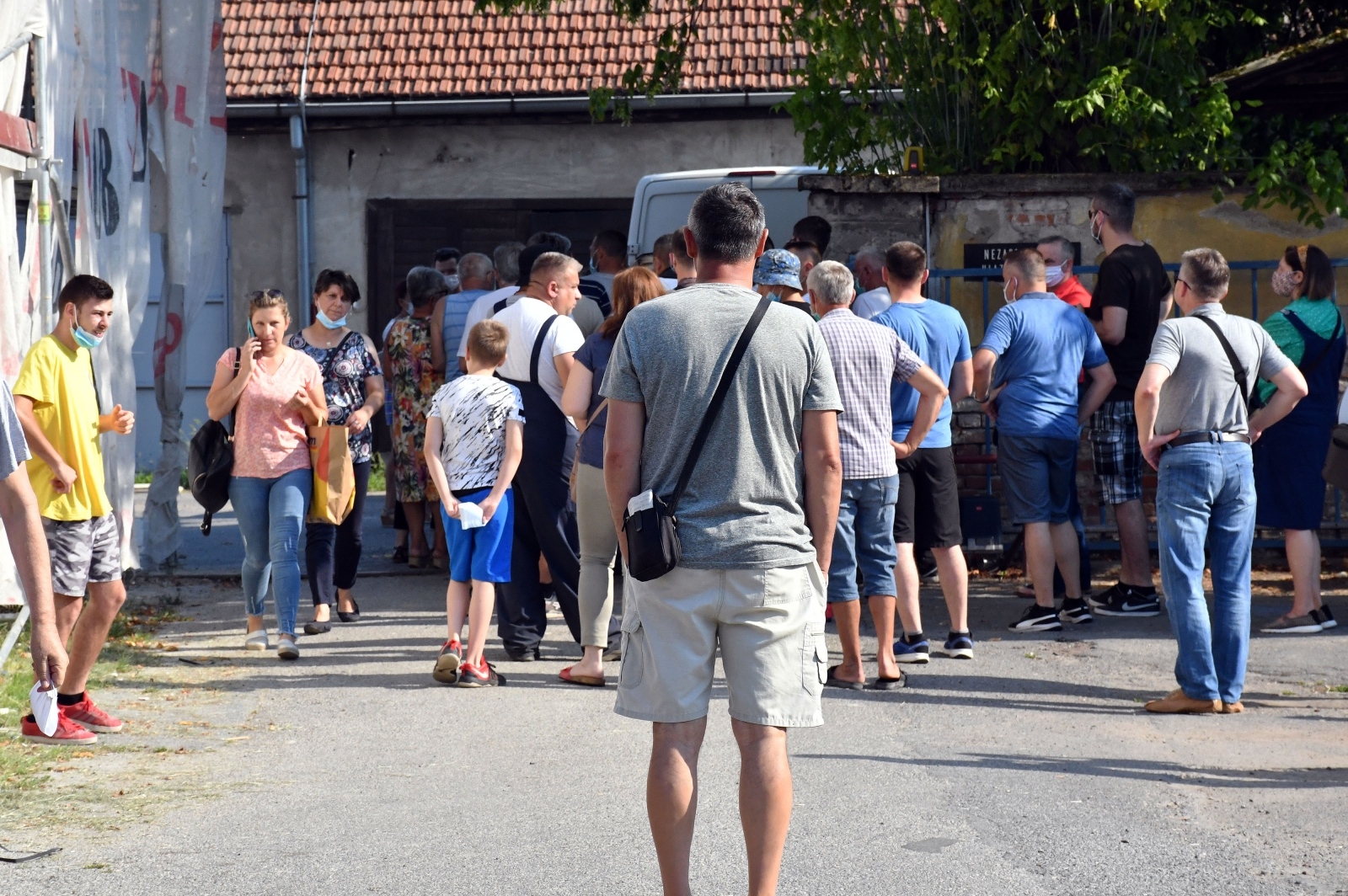 Rasprodaja u dvorištu policije u Slavonskom Brodu