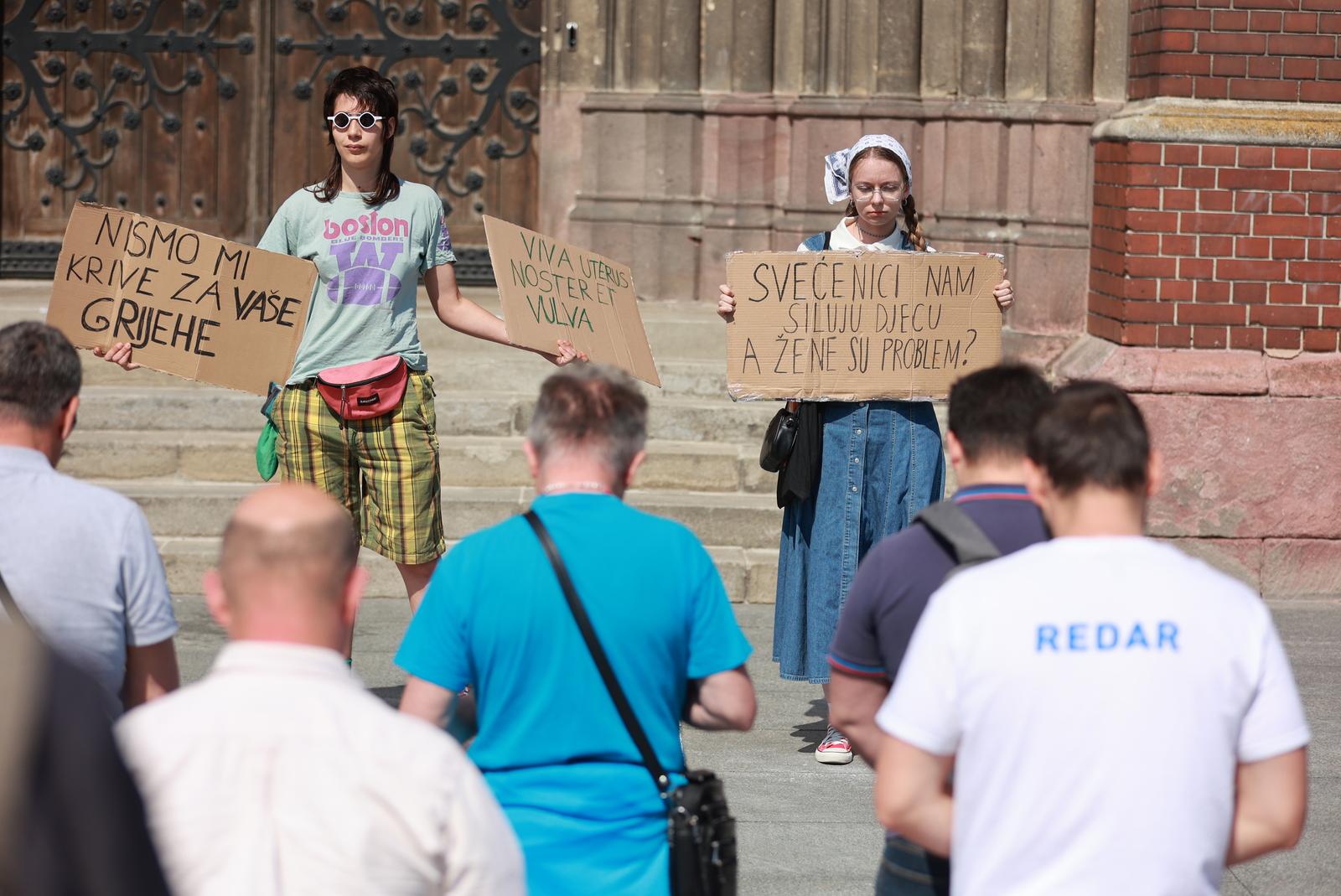 Molitelji ispred konkatedrale, 3.6.2023.