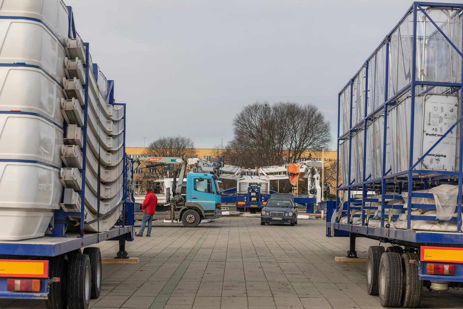 Postavljanje 35-metarskog kotača kod Školjke