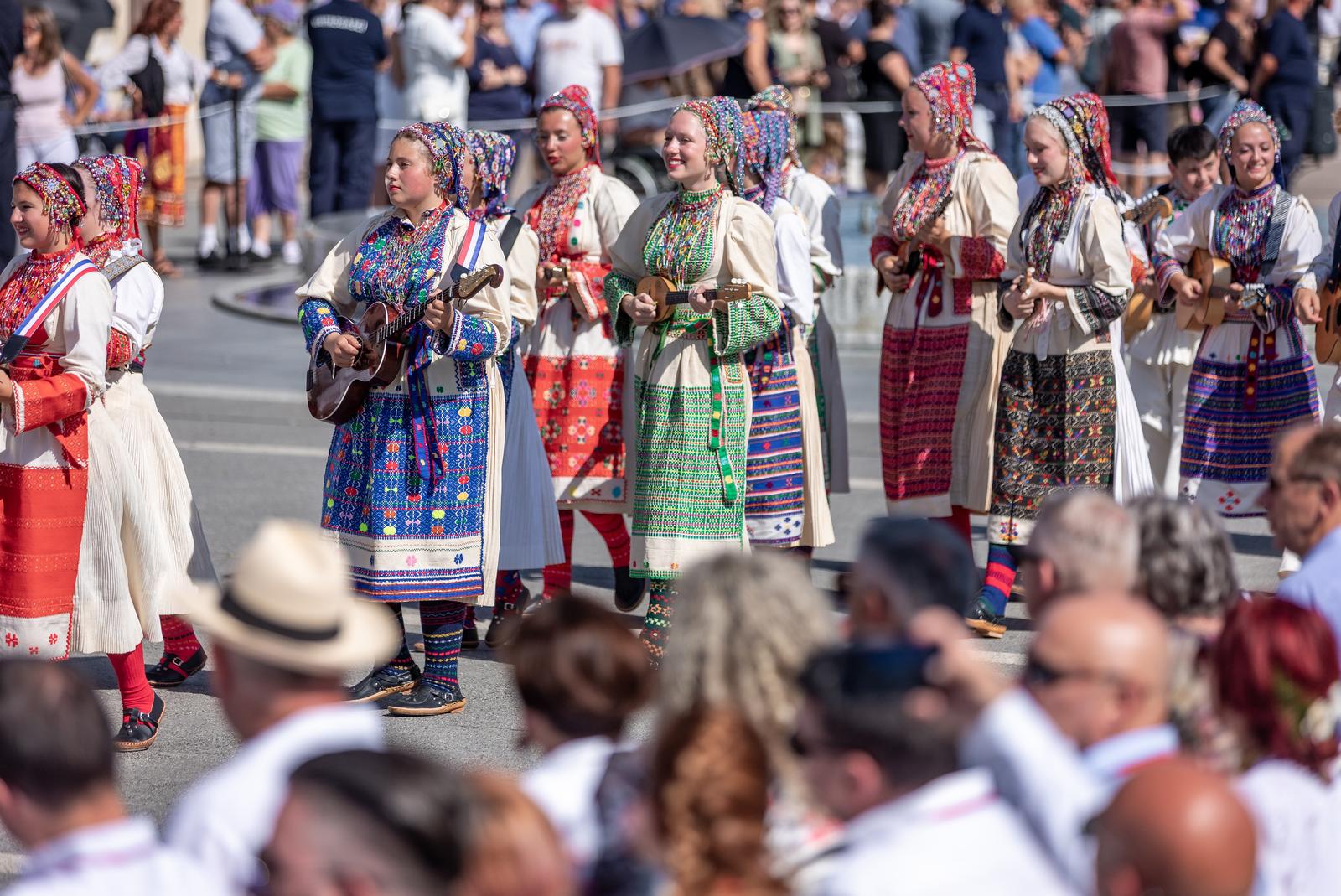 Veliki broj ljudi na svečanoj povorci 58. Đakovačkih vezova