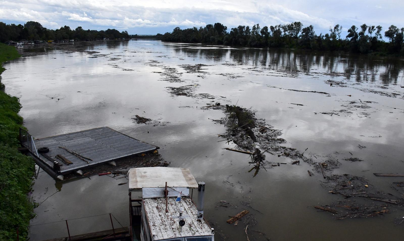 Otpad pluta rijekom Savom Otpad pluta rijekom Savom