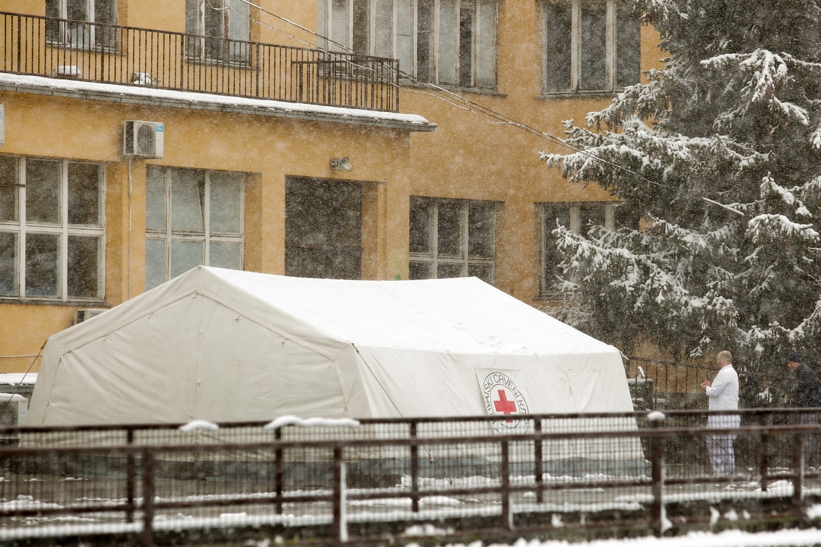 Pred Domom zdravlja u Osijeku postavljen šator s ambulantom za COVID-19