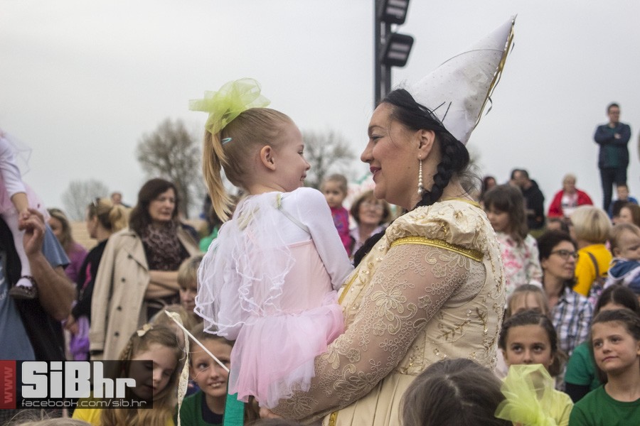 transgeneracijski_party_tvrdja_