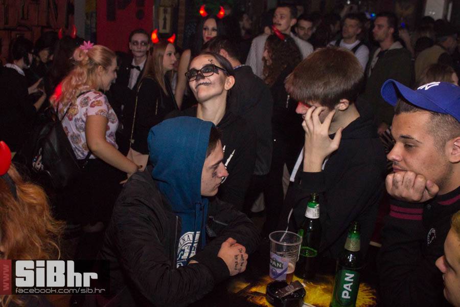 exit_halloween_19